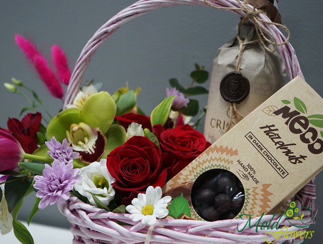 Корзина с цветами, вином и конфетами Фото